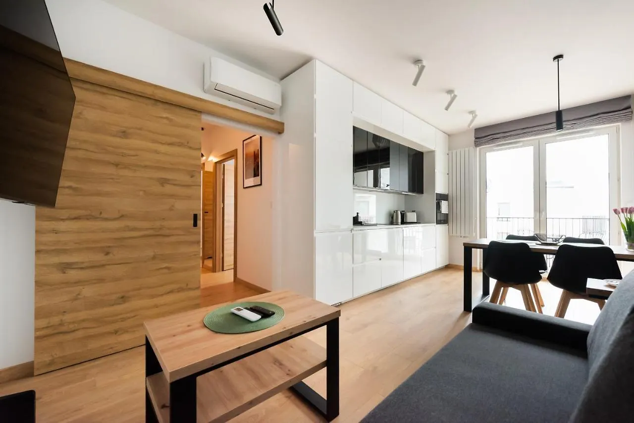 Wola Skwer Sunny Apartment Warsaw